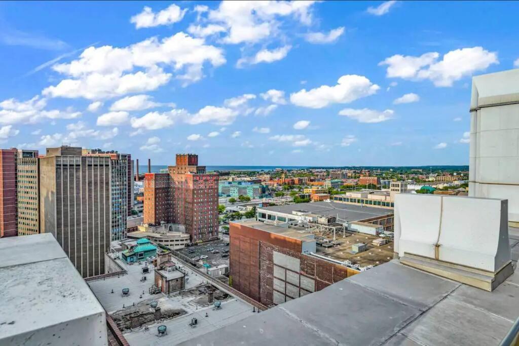 2Br Unit In The Heart Of Dt With View Of Playhouse Square, Pool & Gym Access- 305 Apartamento Cleveland Exterior foto